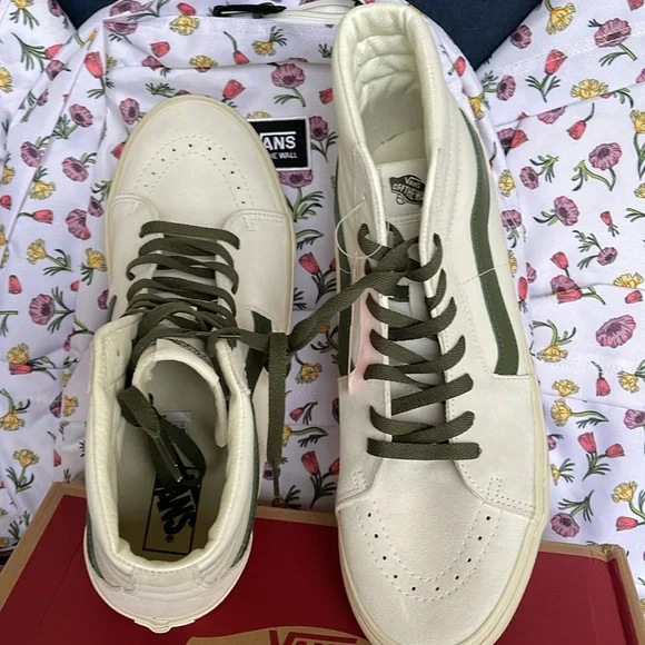 Vans Women’s Sk8-Hi
Vintage Pop Marshmallow/True White 
VN0A4BVTR2S
Sneakers - Picture 13 of 16